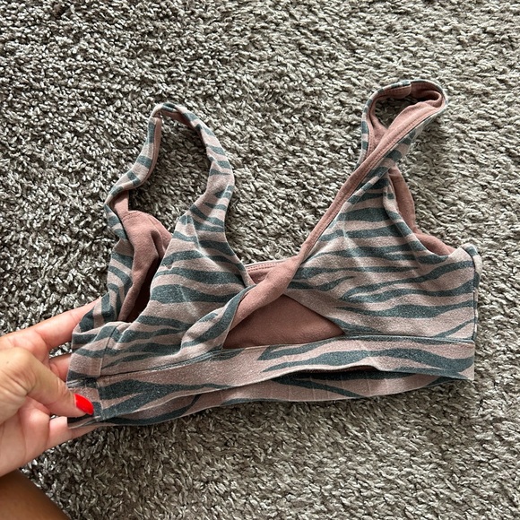 sports bra - Picture 2 of 2